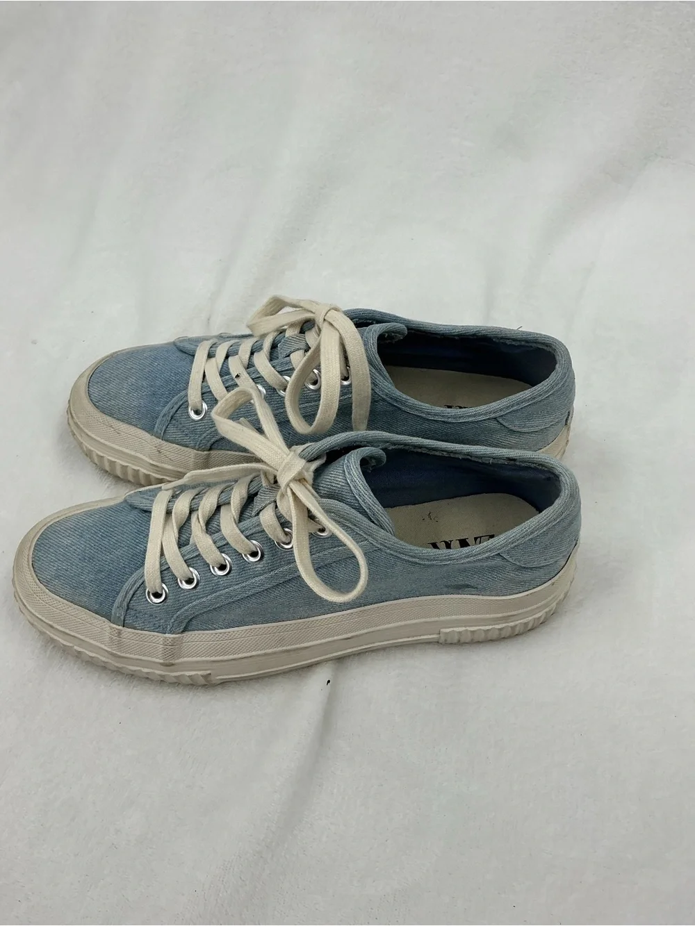Zara Light Blue Denim Low-Top Sneakers with Cream Laces B39